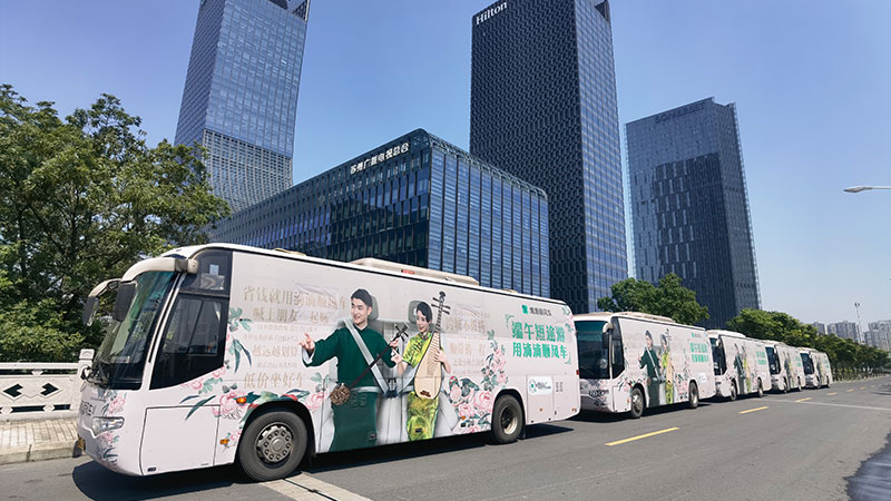 如何定制大巴车广告:吸引目标受众